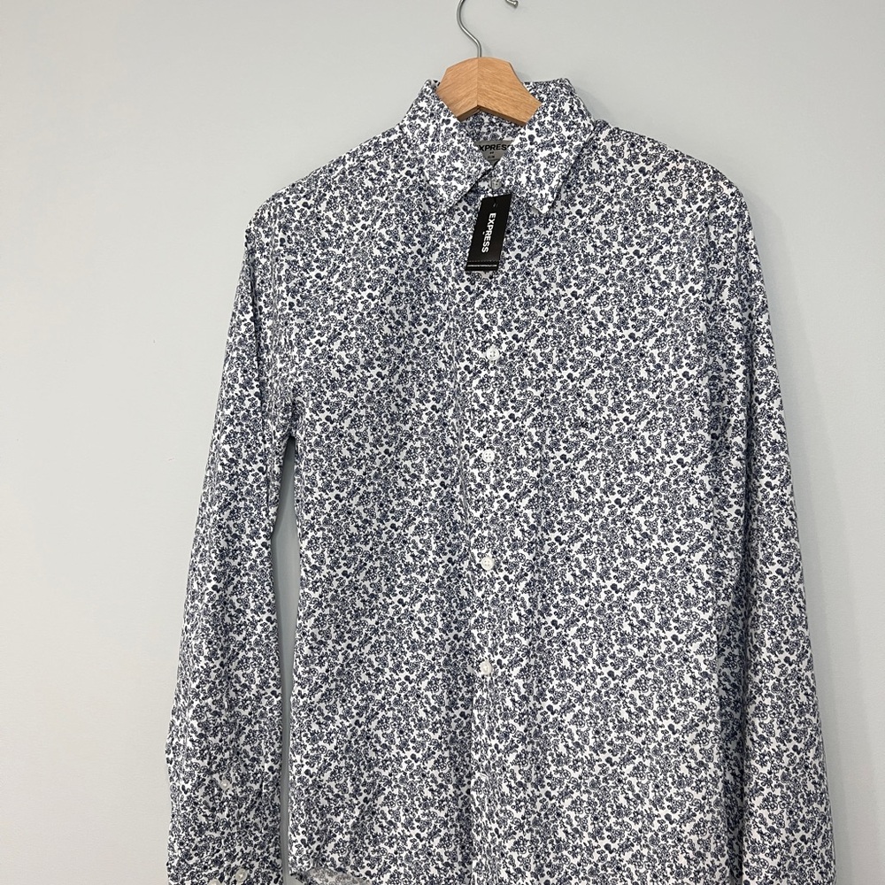 NWT Express Floral Blue and White Slim Fit Button Down Shirt. Size xsmall